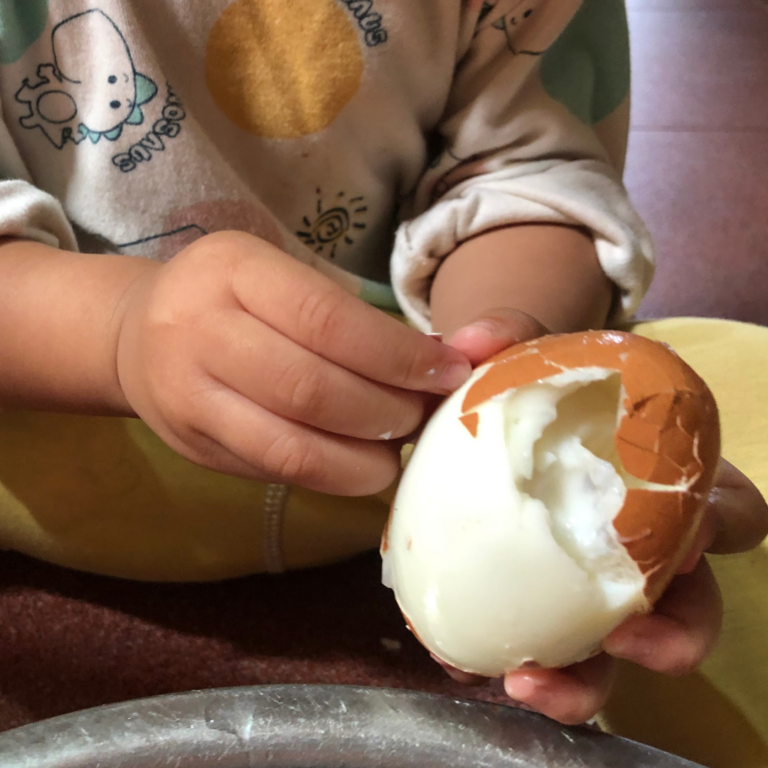 Enfant réalisant une activité quotidienne dans le cadre de l’apprentissage moteur