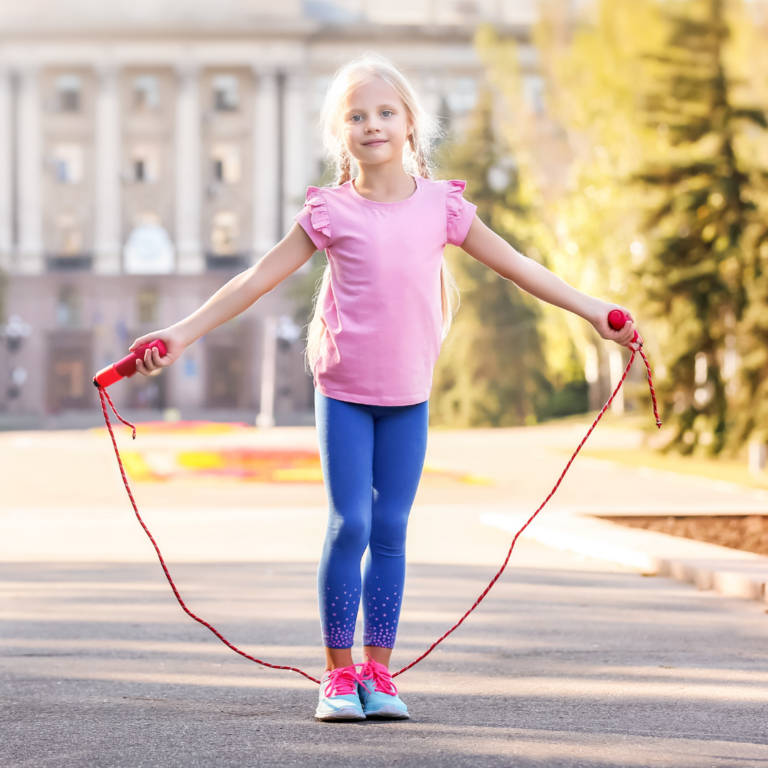 Enfant pratiquant la corde à sauter lors d’un apprentissage moteur en psychomotricité